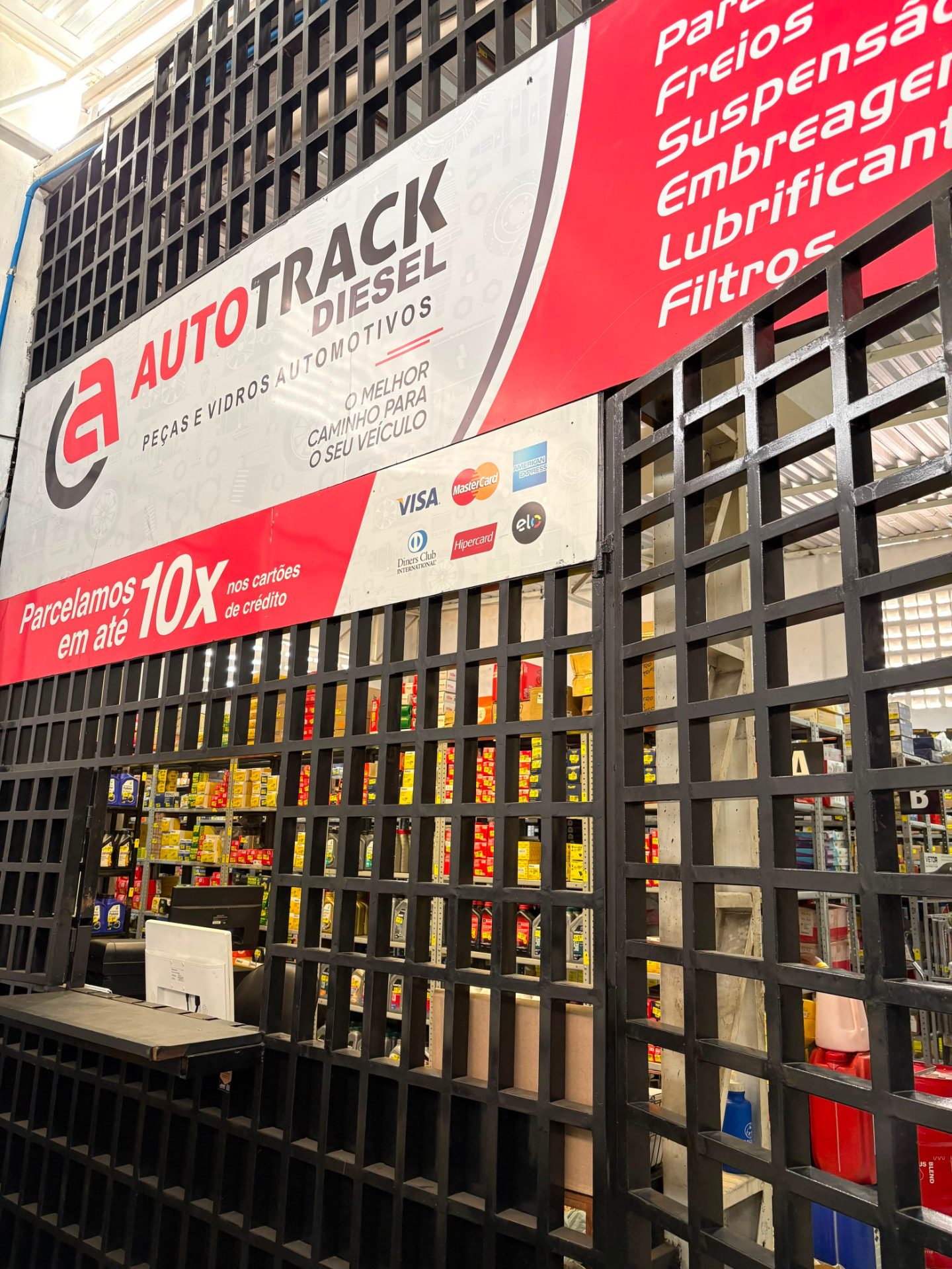 Estoque de peças automotivas da AutoTrack Center